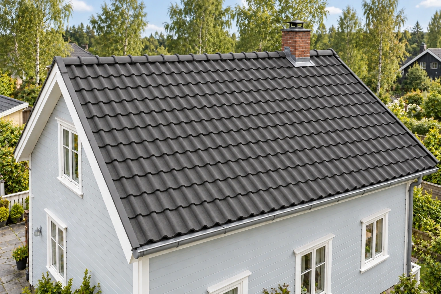Enebolig med bølget betongstein. Mørk grå · dobbelkrum profil.