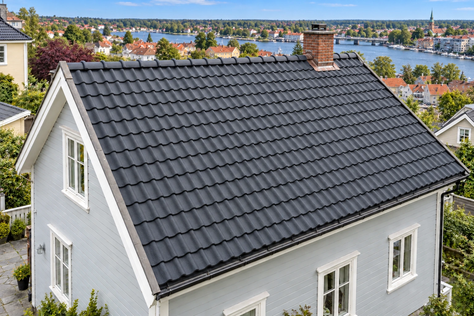Eksisterende betongstein med en ny mørk overflatebehandling.