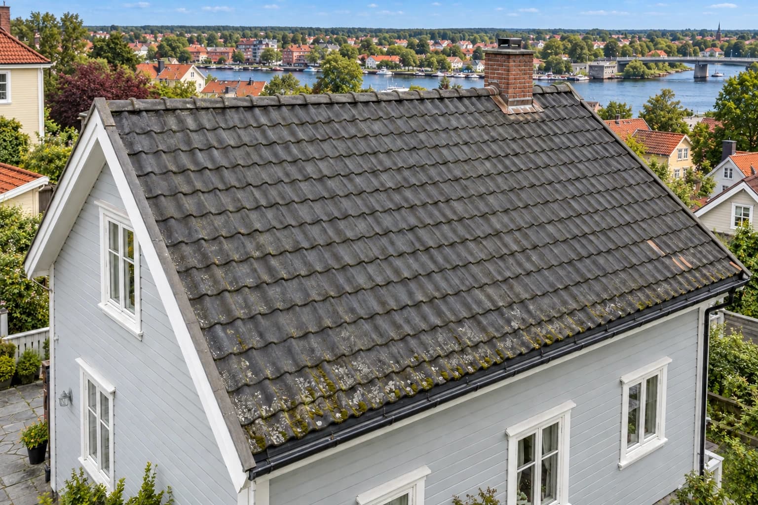 Illustrert eldre betongsteinstak i et bomiljø inspirert av Fredrikstad